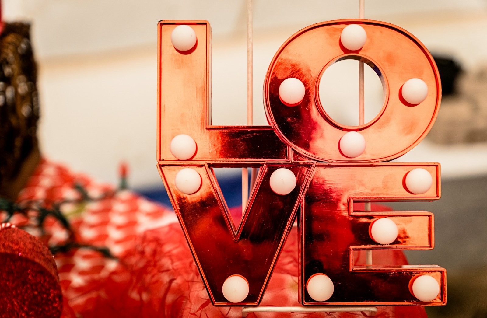 Letras luminosas que forman la palabra LOVE